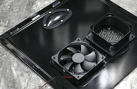 金屬散熱器與安裝在機箱上風(fēng)扇分離的散熱方案